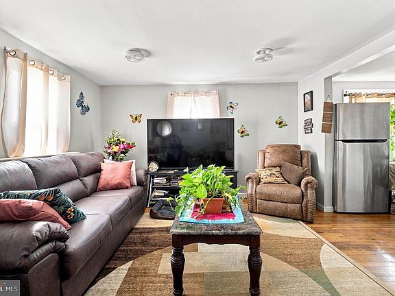 3rd image of 1014 E Church St