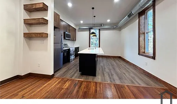 4 bed, $2,400 — Photo 2