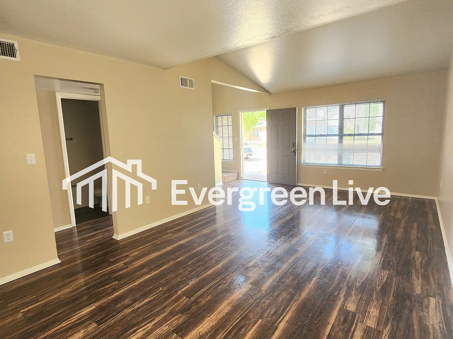 4 bed, 2.5 bath, 1484 sqft, $1,345 — Photo 4