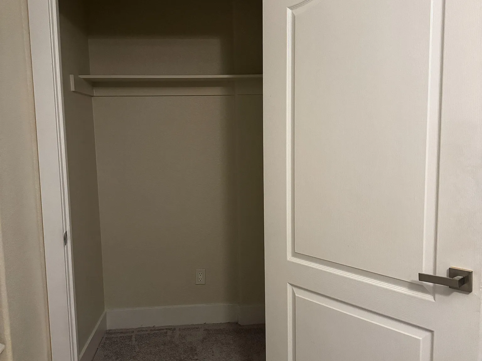 4 bed, 2.0 bath, 2800 sqft, $1,105 — Photo 2