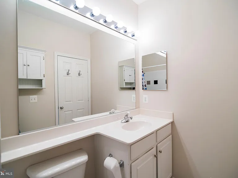 21785 Jarvis Sq — Photo 32