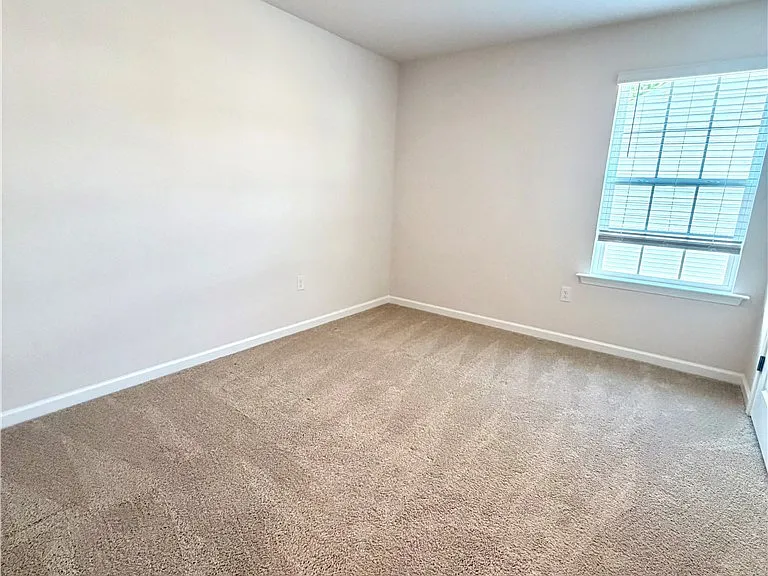 305 Robert Pl — Photo 32