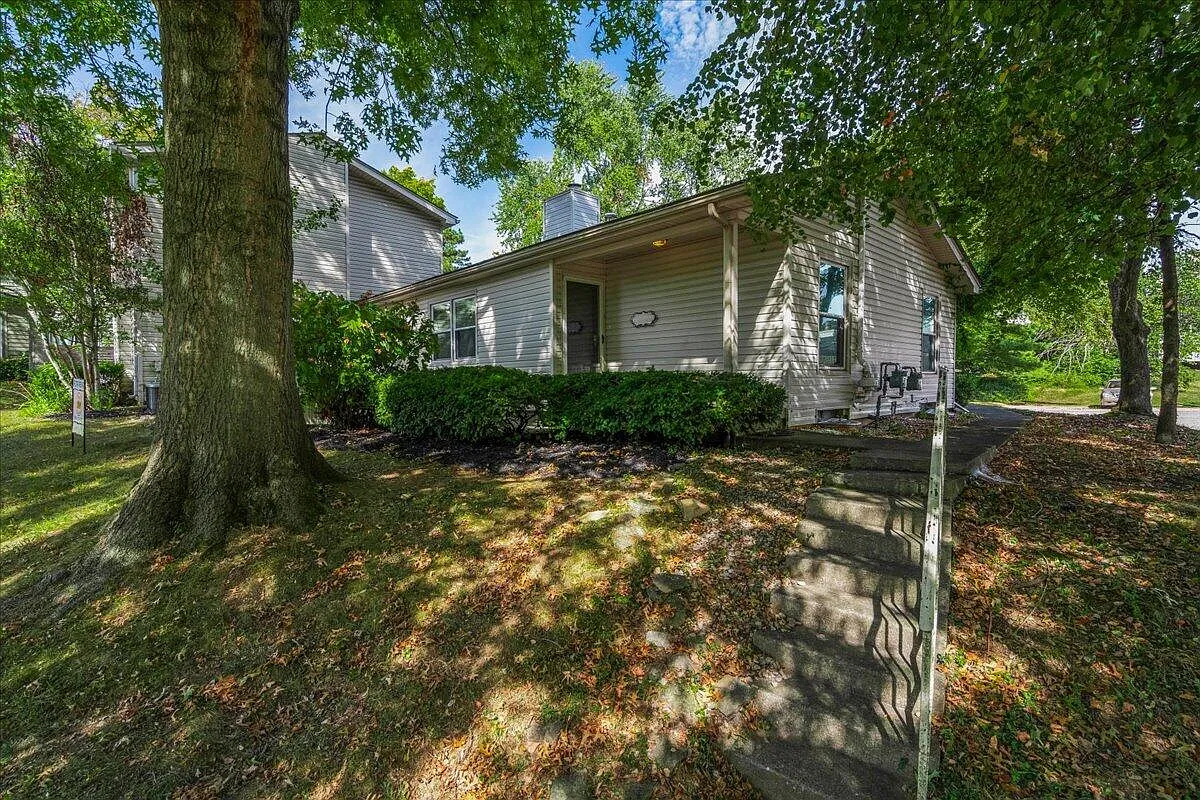 5 bed, 2.5 bath, 1908 sqft, $2,500 — Photo 3