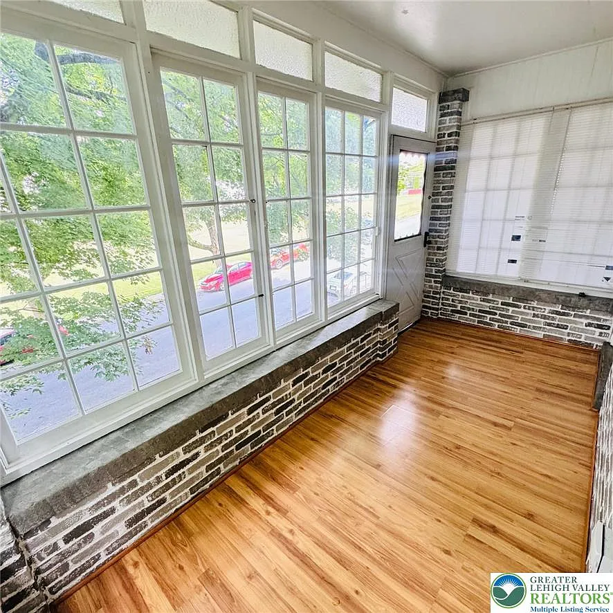 4 bed, 1.0 bath, 1392 sqft, $2,100 — Photo 4