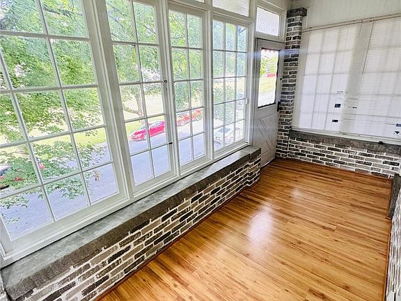 4th image of 140 E Walnut St