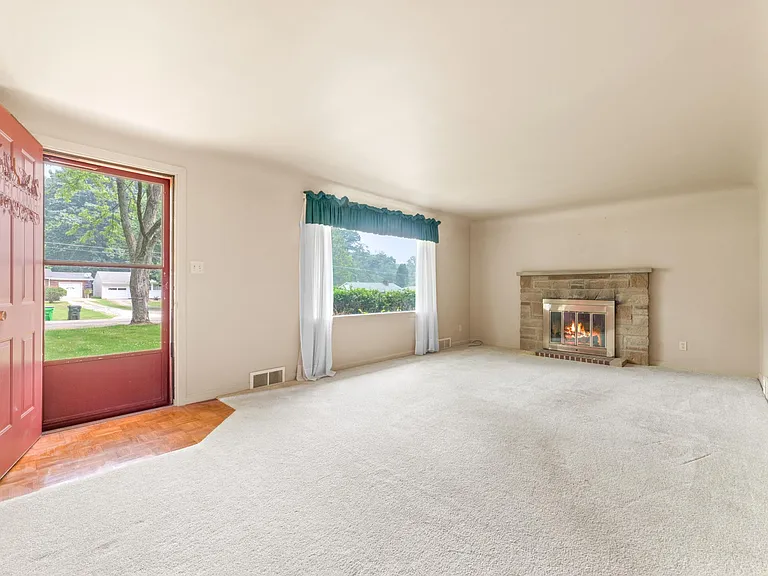 336 Maplewood Dr — Photo 5