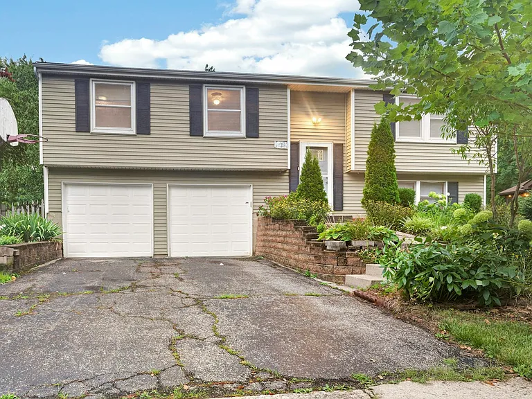 423 Doverwood Dr — Photo 1