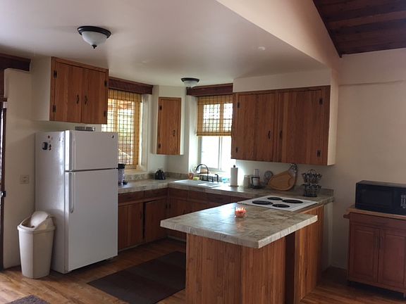 Kitchen & Breakfast Counter