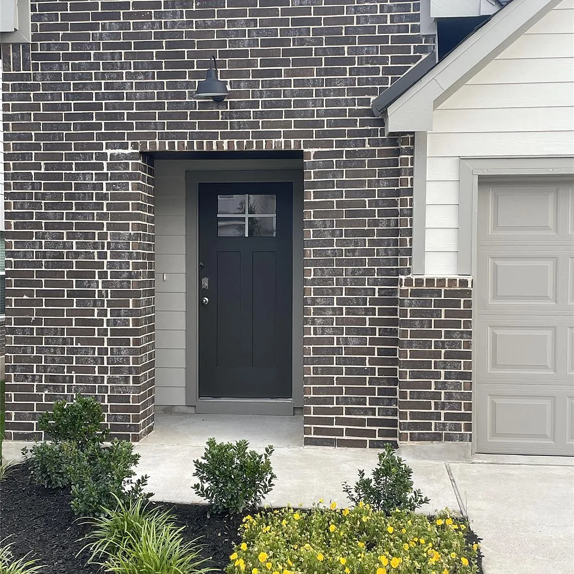 3 bed, 2.0 bath, 1600 sqft, $2,200 — Photo 1