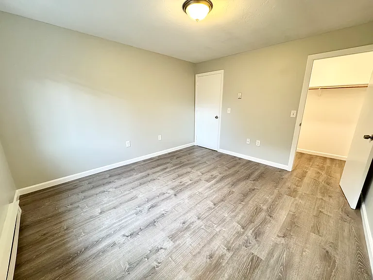 433 Sunderland Rd #E — Photo 8