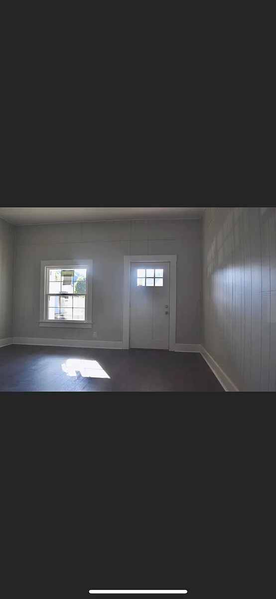 Building Photo - 613 Hess Ave #1