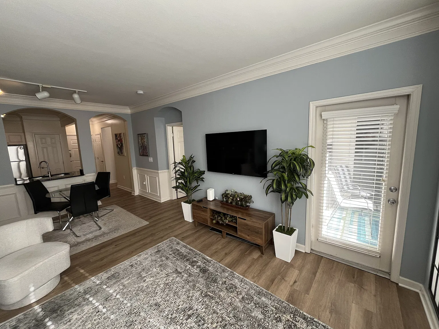 1 bed, 853 sqft, $2,640 — Photo 3