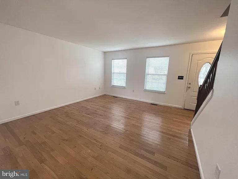 513 Willow Ave — Photo 6