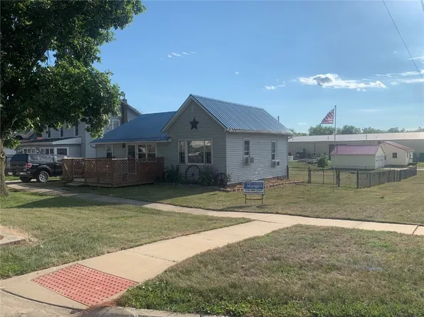 102 1st St S, Coggon, IA 52218