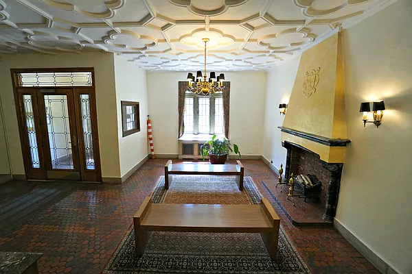 Sold by Anna Pinto Realty | media 32