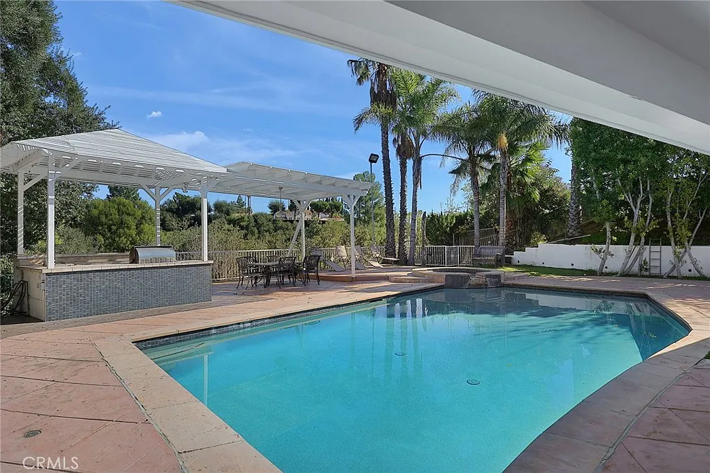 5 bed, 2858 sqft, $8,500 — Photo 3