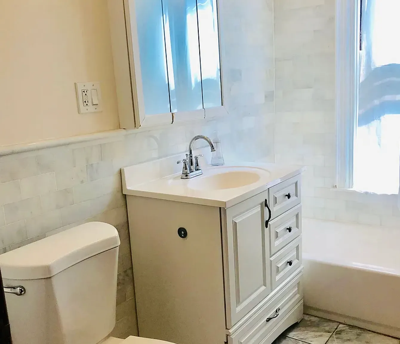 4 bed, 2.5 bath, $6,900 — Photo 2