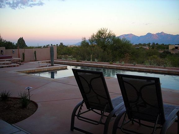 Sport pool with lap lane