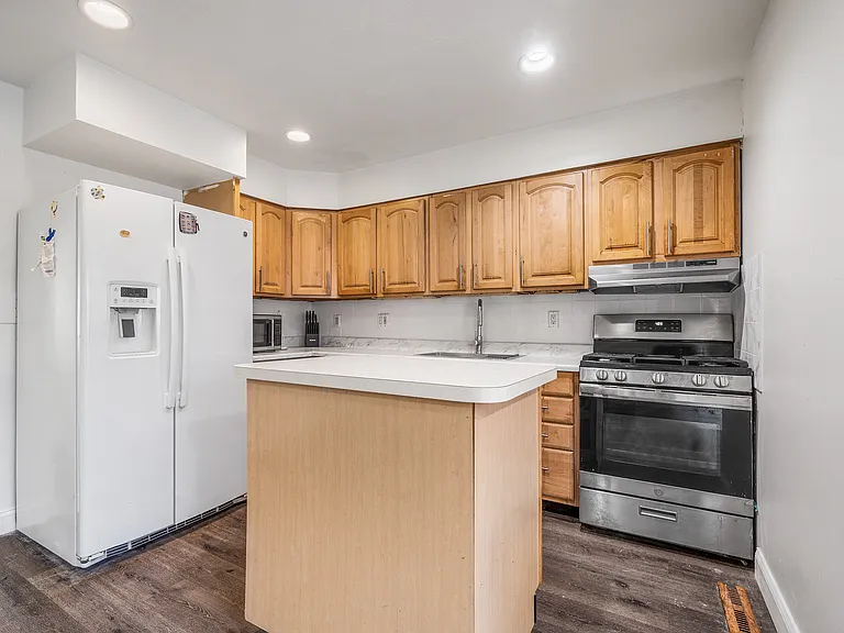 685 Ithaca Pl — Photo 15