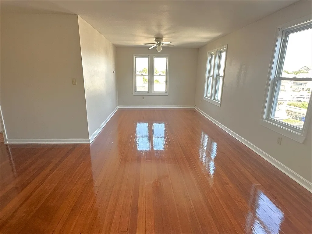 3 bed, 1.0 bath, 912 sqft, $1,750 — Photo 3