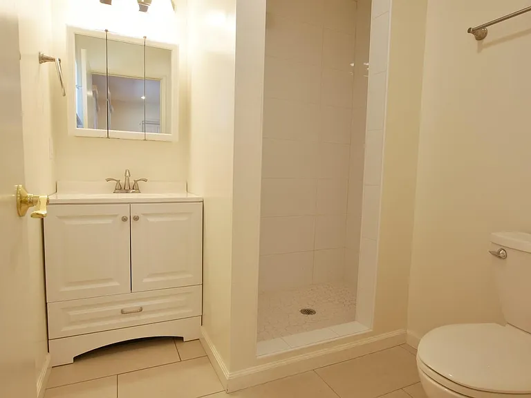4453 McKinnon Dr — Photo 6
