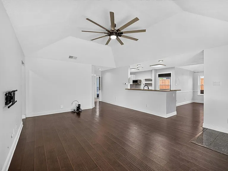 1521 Glenmore Dr — Photo 4