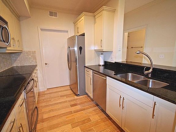 3rd image of 5548 Metrowest Blvd #6-204