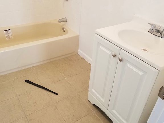 4th image of 39 Louis St