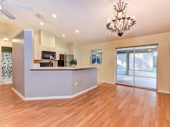 3rd image of 950 Laurel Oaks Ln