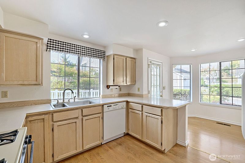4th image of 10063 Wallingford Avenue N