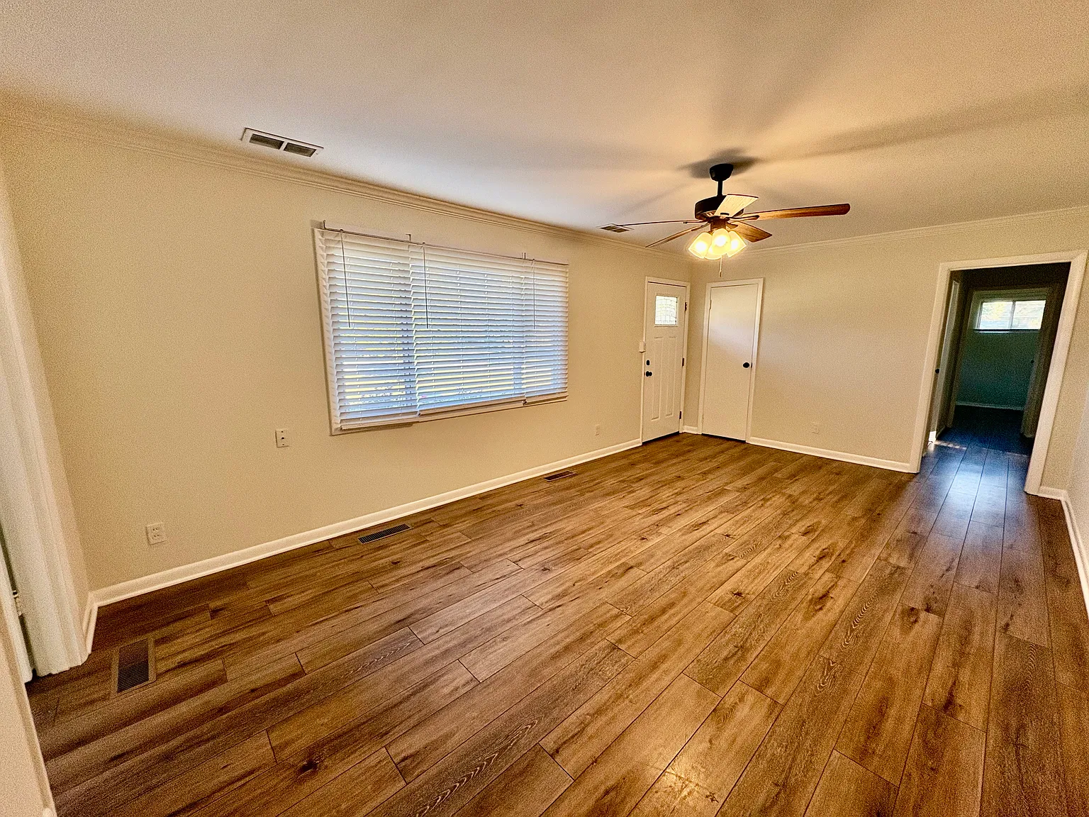 4 bed, 1.5 bath, 1292 sqft, $1,800 — Photo 3