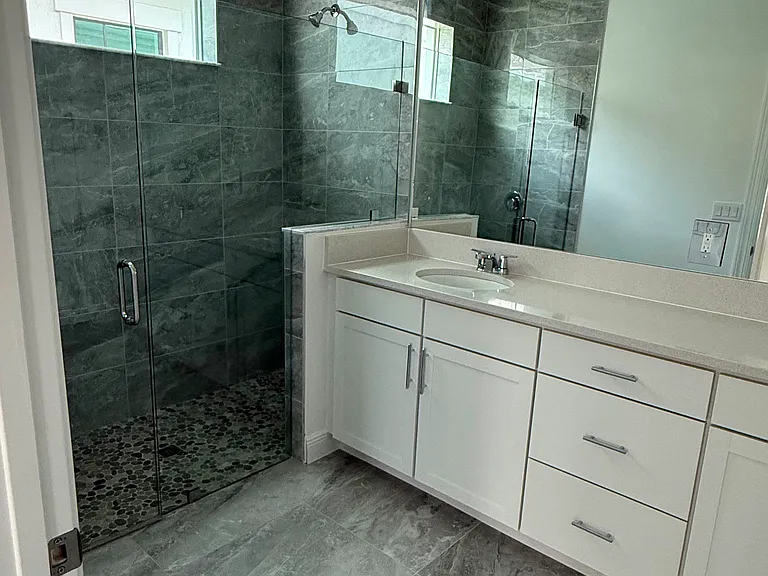 En-suite main bathroom shower