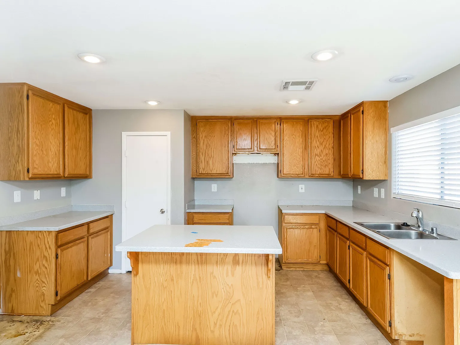 3 bed, 2.5 bath, 1484 sqft, $1,840 — Photo 3