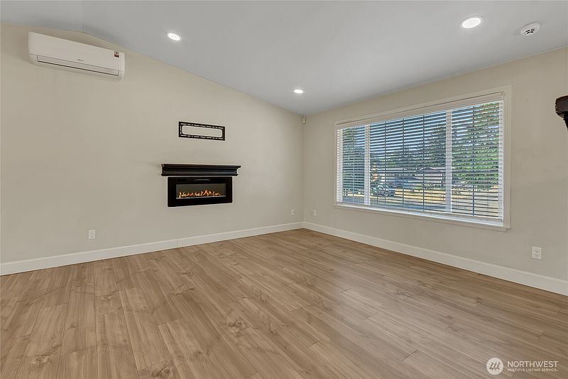 4th image of 902 194th Street E