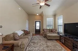 3 bed, 1184 sqft, $1,950 — Photo 3