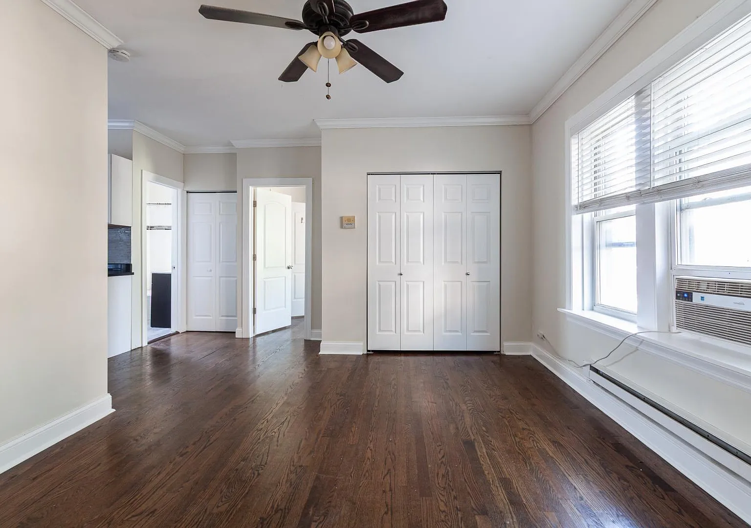 646 W Roscoe St — Photo 3