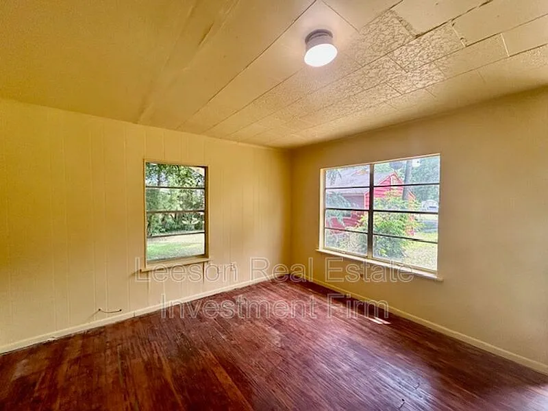 3 bed, 1.0 bath, 924 sqft, $695 — Photo 4