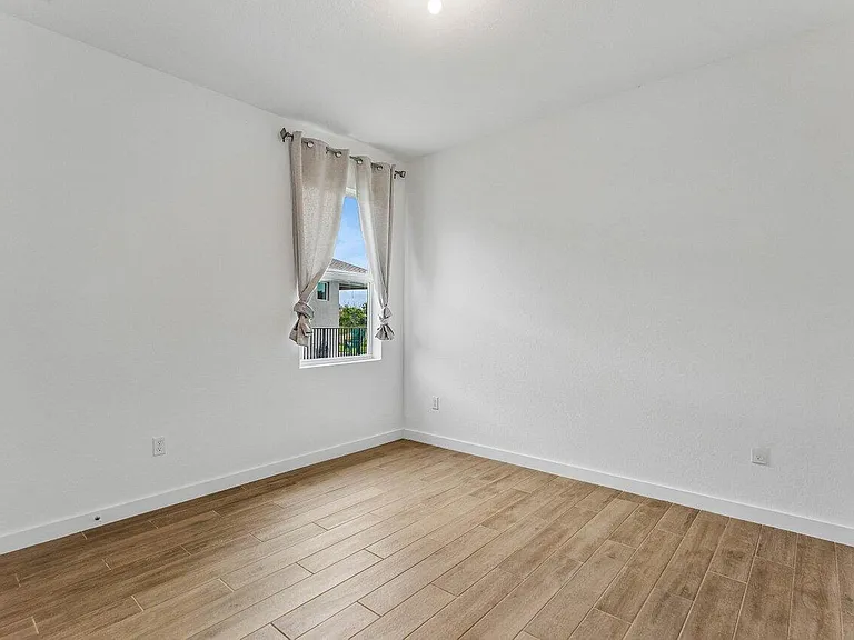 2770 NE Breezeway Cir — Photo 11