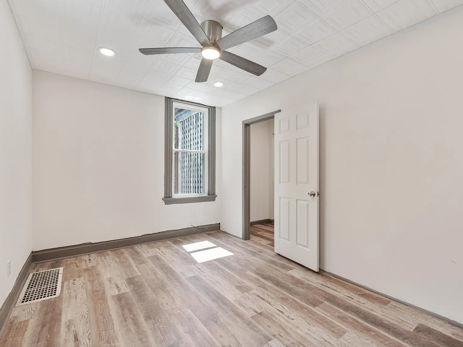 133 Meade Ave — Photo 2