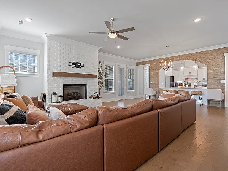 270 Farmhouse Dr — Photo 2
