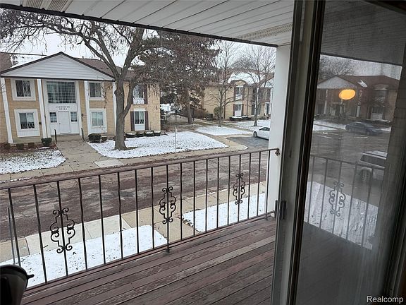 5th image of 29257 Hayes Rd APT J-6