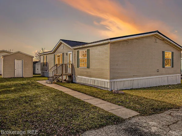 8448 Barkwood Cir, Fenton, MI 48430