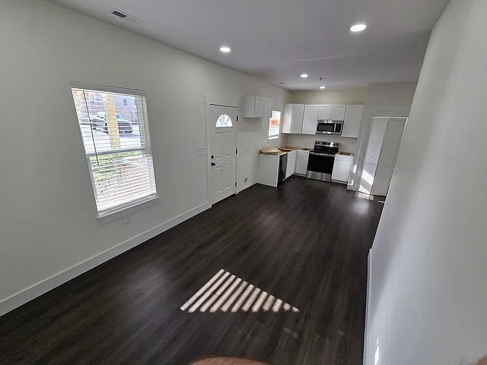 3 bed, 1.5 bath, 800 sqft, $1,195 — Photo 4