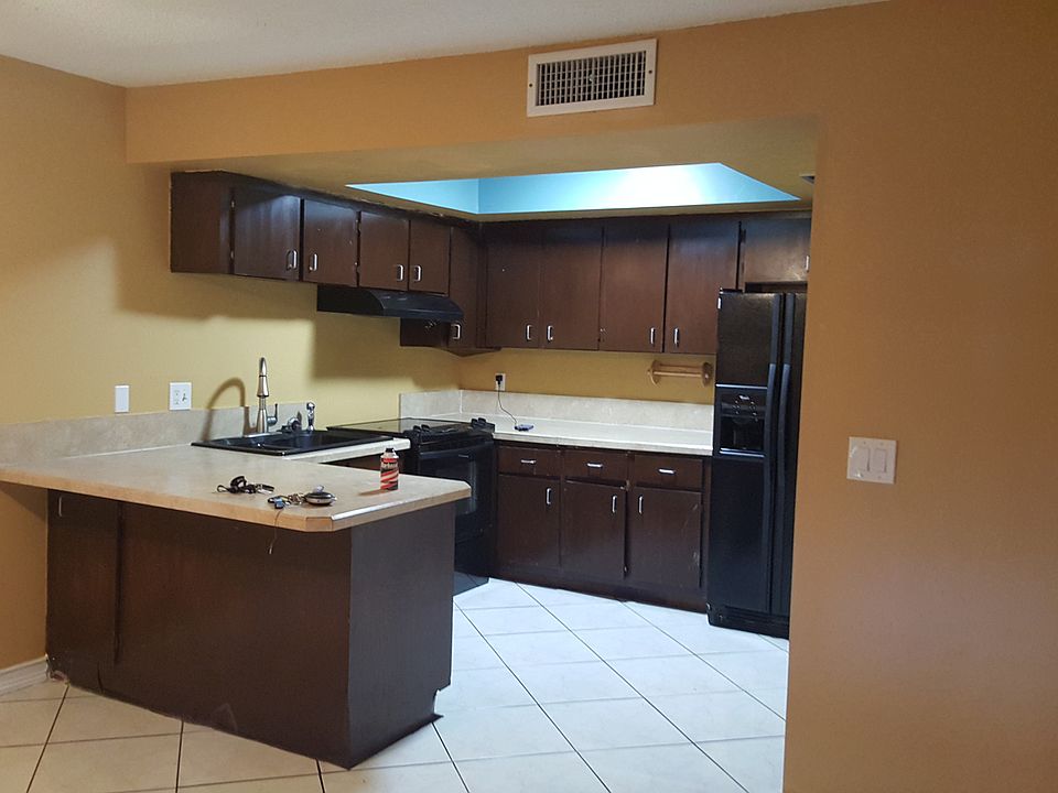 1st image of 5 S Valencia Dr