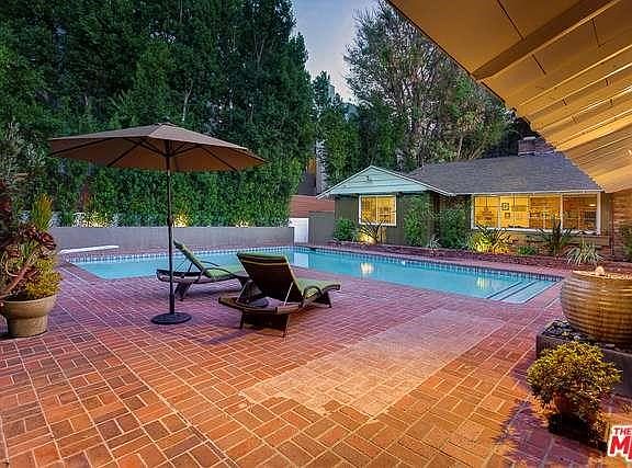 5th image of 16910 Magnolia Blvd