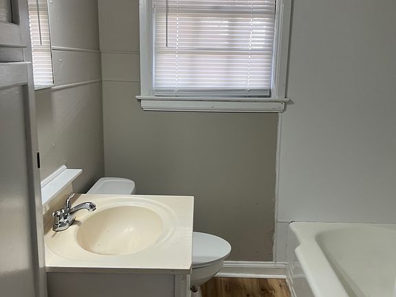5th image of 3510 Oakwood Blvd