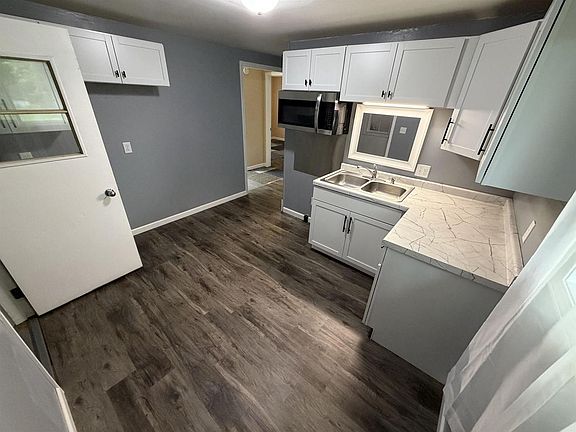 3rd image of 406 E LINDEN STREET
