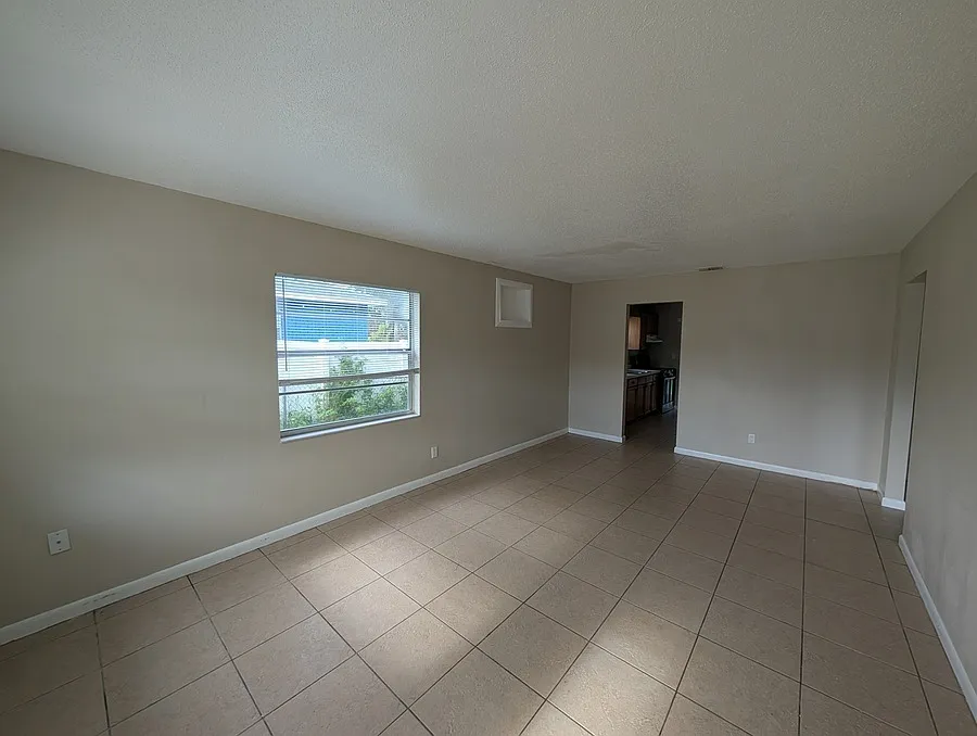 Comfortable 2BR/1BA Duplex in Dade City with In-Unit Washer/Dryer hook up. — Photo 2