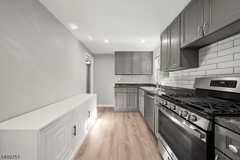 3 bed, 1.0 bath, 1200 sqft, $3,400 — Photo 4