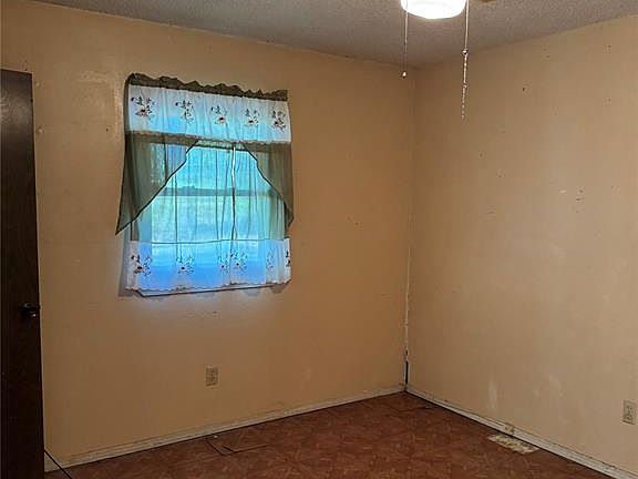 4th image of 3705 Meadowbrook Dr